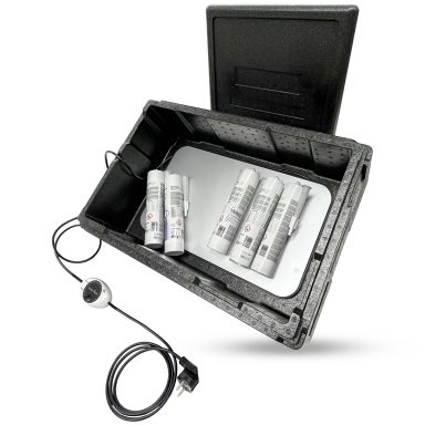 Kartuschen-Heizbox bis 75 °C mit eingesetzten Kartuschen und geöffnetem isolierendem Deckel für gleichmäßiges Vorwärmen.